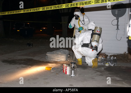 Polizei und Deputy Sheriffs untersuchen ein Methamphetamin Labor in einem Wohngebiet in Nebraska, USA. Stockfoto