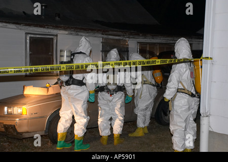 Polizei und Deputy Sheriffs untersuchen ein Methamphetamin Labor in einem Wohngebiet in Nebraska, USA. Stockfoto