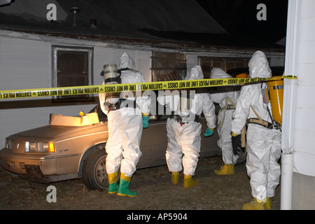 Polizei und Deputy Sheriffs untersuchen ein Methamphetamin Labor in einem Wohngebiet in Nebraska, USA. Stockfoto