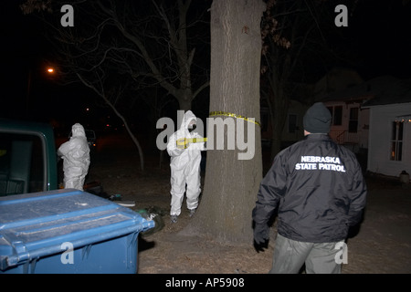 Polizei und Deputy Sheriffs untersuchen ein Methamphetamin Labor in einem Wohngebiet in Nebraska, USA. Stockfoto