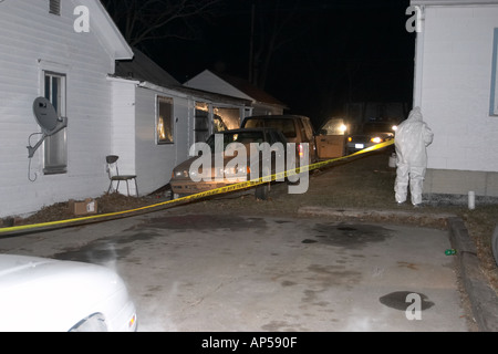 Polizei und Deputy Sheriffs untersuchen ein Methamphetamin Labor in einem Wohngebiet in Nebraska, USA. Stockfoto