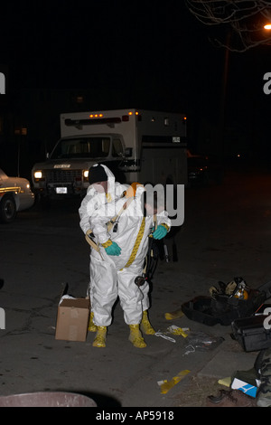 Polizei und Deputy Sheriffs untersuchen ein Methamphetamin Labor in einem Wohngebiet in Nebraska, USA. Stockfoto