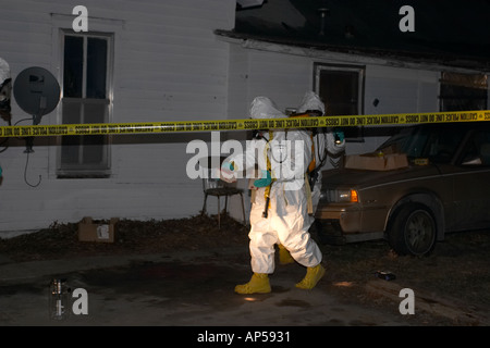 Polizei und Deputy Sheriffs untersuchen ein Methamphetamin Labor in einem Wohngebiet in Nebraska, USA. Stockfoto