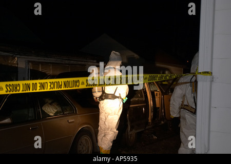 Polizei und Deputy Sheriffs untersuchen ein Methamphetamin Labor in einem Wohngebiet in Nebraska, USA. Stockfoto