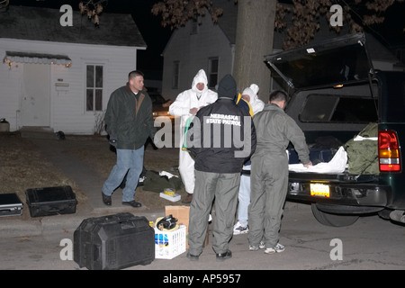 Offiziere, die setzen auf Schutzausrüstung vor der Untersuchung den Inhalt eines Meth-Labors in einem Wohngebiet gefunden Stockfoto