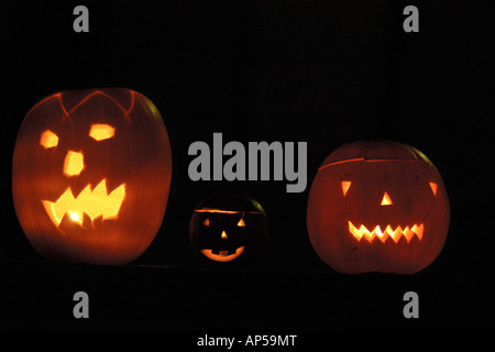 Drei Halloween Kürbisse Leuchten von innen mit Kerzen Stockfoto