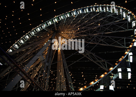 Cardiff-Winter-Wunderland - jährlichen Christmas Messe mit einem Jahrmarkt, ein Riesenrad und ein außen Eisbahn. Stockfoto