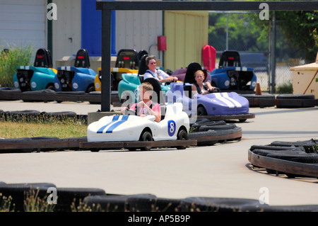 Nervenkitzel-Karren Rennen rund um eine Spur der Six Flags Kentucky Kingdom Amusement Park Stockfoto