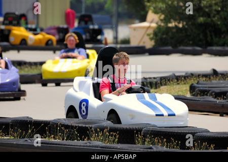 Nervenkitzel-Karren Rennen rund um eine Spur der Six Flags Kentucky Kingdom Amusement Park Stockfoto