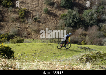 Off Road Radfahrer ▄bersicht ein Hügel in der Nähe Meldon Reservoir im Dartmoor National Park Devon England Stockfoto