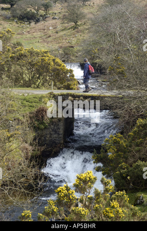 Walker Kreuzung Brücke in der Nähe von Meldon Reservoir im Dartmoor National Park Devon England Stockfoto