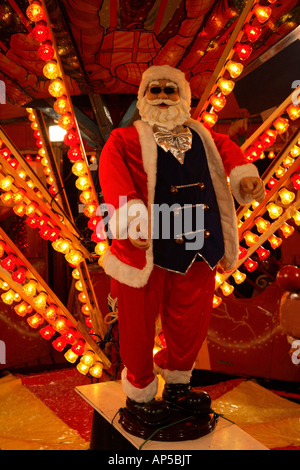 Weihnachten Kunststoff Weihnachtsmann auf einem Jahrmarkt, Cardiff-Winter-Wunderland, Cathys Park, Cardiff, Südwales, UK. Stockfoto