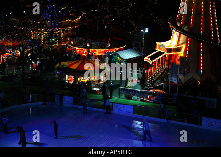 Cardiff-Winter-Wunderland - jährlichen Christmas Messe mit einem Jahrmarkt, ein Riesenrad und ein außen Eisbahn. Stockfoto