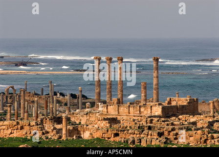 Römische Säulen in Sabratha, Libyen, Nordafrika. Stockfoto