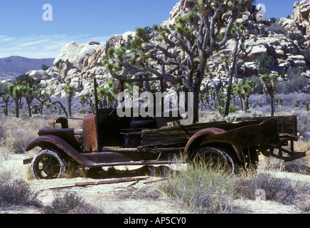 USA, California, Joshua Tree National Park, alten LKW zurückgelassen in der rauen Wüste of Southern California. Stockfoto