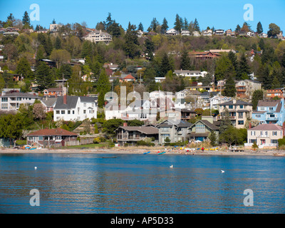 Ufergegendhäuser am Puget Sound in der Nähe von Fauntleroy Fähranleger in West Seattle Washington USA Stockfoto