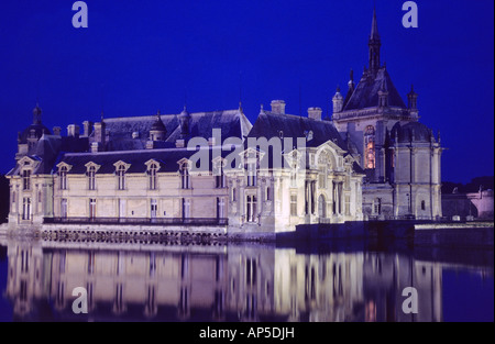 Frankreich-Oise Chantilly Schloss beleuchtet am Abend Stockfoto