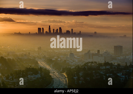 USA, California, Los Angeles, Innenstadt: Dawn Blick auf Dowtown LA & RT 101 von Hollywood Bowl Aussichtspunkt. Stockfoto