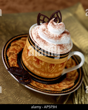 Cappuchino mit Schokolade Wafer Schlagsahne Sahne und Puderzucker Schokolade Stockfoto