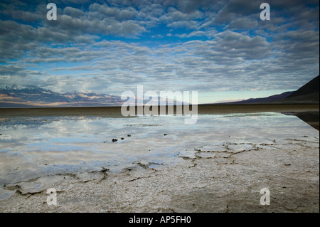 USA, Kalifornien, Death Valley Nationalpark: Badwater Basin, niedrigsten Höhe in den USA (282ft / 86m unter dem Meeresspiegel), Winter Stockfoto