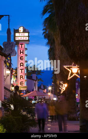 USA, California, Palm Springs: North Palm Canyon Drive / Abend, Plaza Theater Stockfoto