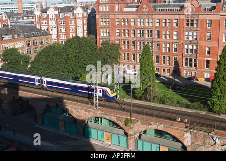 Blick nach Norden über Bahnlinie Sackville Street Gebäude der University of Manchester-UK Stockfoto