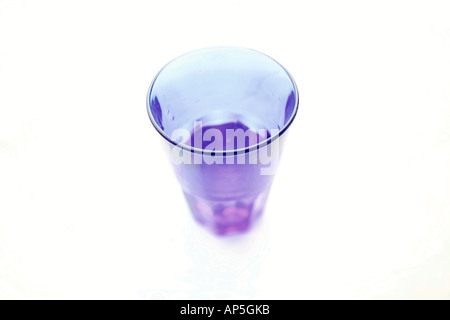 Flache Fokusansicht aus blauem Glas auf weißem Hintergrund Stockfoto
