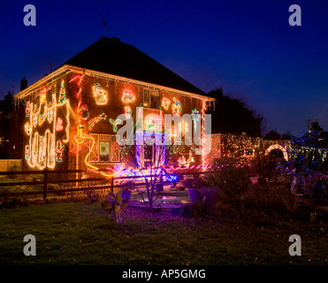 Einfamilienhaus in Weihnachtsbeleuchtung abgedeckt Stockfoto