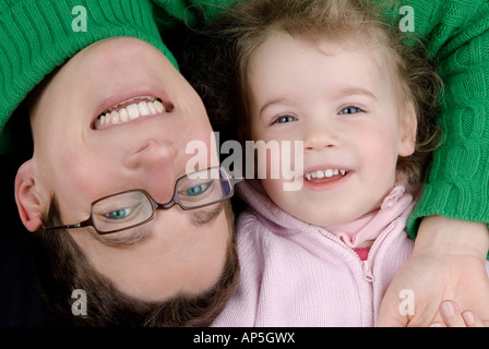 Mutter und ihre zwei Jahre alte Tochter Studio Bild Stockfoto