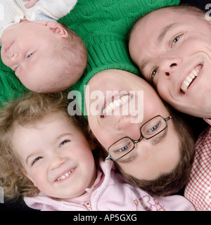 Mutter Vater und zwei Töchter Studio Bild Stockfoto