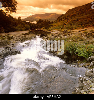 Cumbria Keswick Ashness Brücke über Barrow Beck mit Blick auf Derwent Water Stockfoto