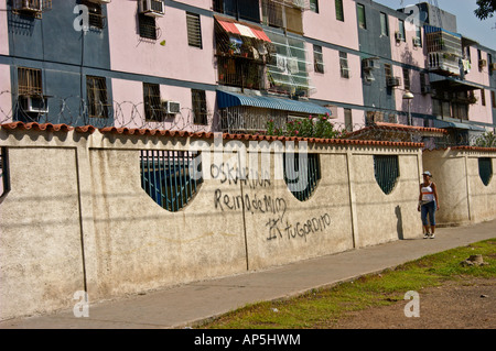 Graffiti und Stacheldraht umgeben ein Mehrfamilienhauses in Puerto la Cruz, Venezuela, Südamerika Stockfoto