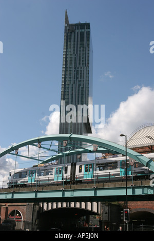 Hilton Tower auch bekannt als Beetham Tower mit nahe und Metrolink Straßenbahnlinie im Vordergrund Manchester UK Stockfoto