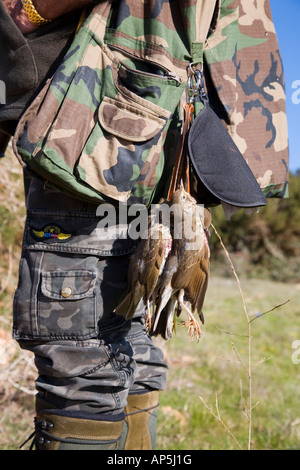 Ein zypriotischer Jäger Frühling Zugvogel Shooter mit Shotgun; Songbird Schießen & Jagd auf der Akamas Halbinsel, Pafos, Zypern, EU-Europäischer Raum. Stockfoto