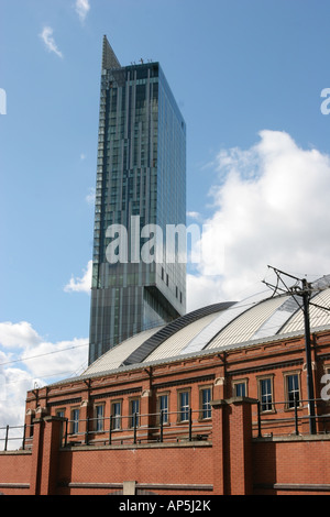 Hilton Tower auch bekannt als Beetham Tower mit nahe und Metrolink Straßenbahnlinie im Vordergrund Manchester UK Stockfoto