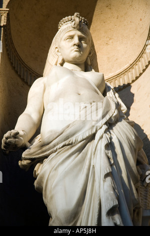 Statue von Kleopatra in einer Nische an der Wand des Louvre im Cour Carrée Paris Frankreich Stockfoto
