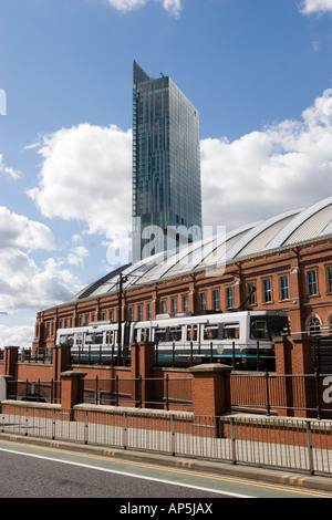 Hilton Tower auch bekannt als Beetham Tower mit nahe und Metrolink Straßenbahnlinie im Vordergrund Manchester UK Stockfoto