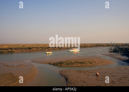 MORSTON KAI UND MARSH IN DER ABENDDÄMMERUNG. NORTH NORFOLK. UK Stockfoto