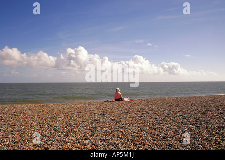 EINE FRAU ALLEIN AM STRAND VON ALDEBURGH. SUFFOLK UK. Stockfoto