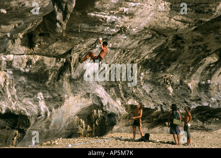 Vier Bergsteiger auf steilen Kalksteinfelsen am Tonsai Beach in Krabi, Thailand. Stockfoto