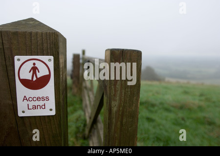 Melden Sie für Fußweg auf einem Land-Naturlehrpfad in East Sussex Stockfoto