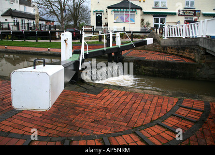 Trent Lock mit dem Trent in Flut Stockfoto