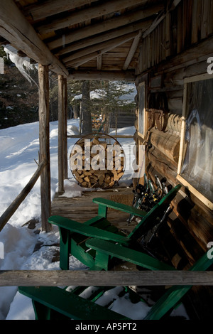 Schneeschuhen auf der Veranda eine Kabine in der AMCs wenig Lyford Teich Lagern in Maine Northern Forest. In der Nähe von Greenville. Stockfoto