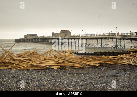 Holz aus einem versunkenen Schiff angespült am Strand von Worthing, West Sussex. Stockfoto