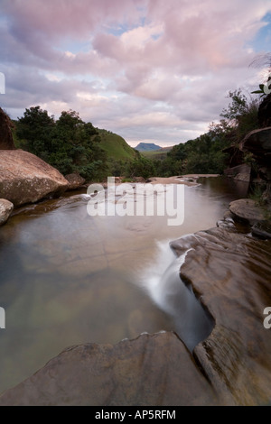 Frisch, knackig Gewässer fließen über die Drakensberge Kaskaden in Drakensberg Nationalpark, Südafrika Stockfoto