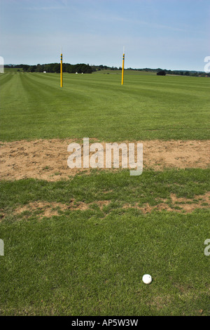 Ein Polo-Ziel und Ball - Cowdray Park in der Nähe von Midhurst, West Sussex. Stockfoto