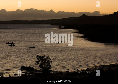 Angeln bei Sonnenaufgang, Bucht von Diego Suarez, Antsiranana, Diego Suarez, Madagaskar Stockfoto