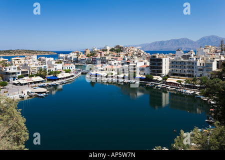 See-Überlieferung mit Hafen im Hintergrund, Nordostküste, Aghios Nikolaos, Kreta, Griechenland Stockfoto