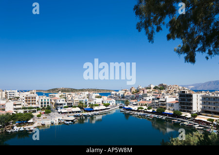 See-Überlieferung mit Hafen im Hintergrund, Nordostküste, Aghios Nikolaos, Kreta, Griechenland Stockfoto