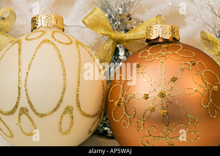 Festliche Dekorationen Weihnachtskugel Farbband und Lametta, Baum schmücken Stockfoto